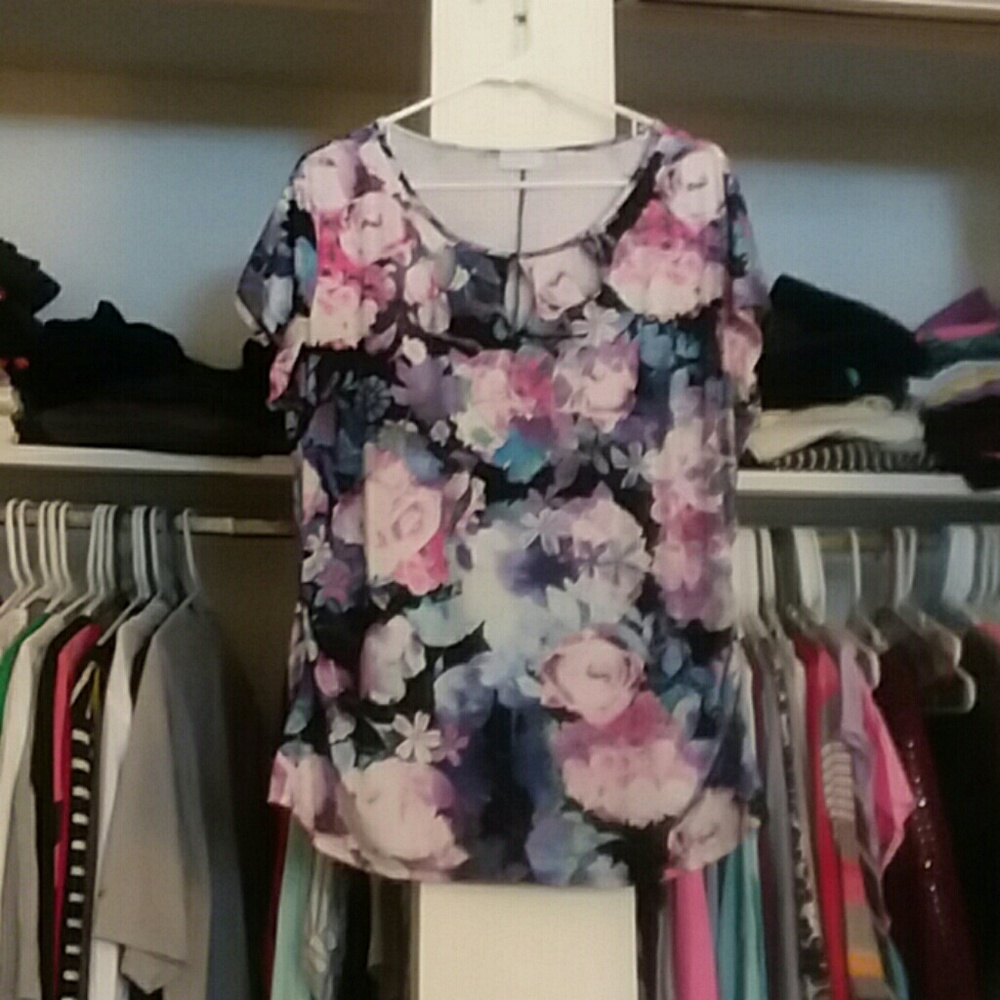 A besutiful floral stretch shirt.